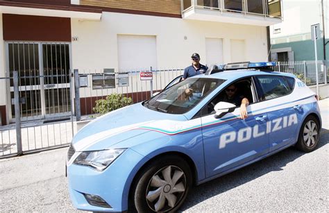 Rimini, turisti picchiati a sangue con un casco per un Rolex